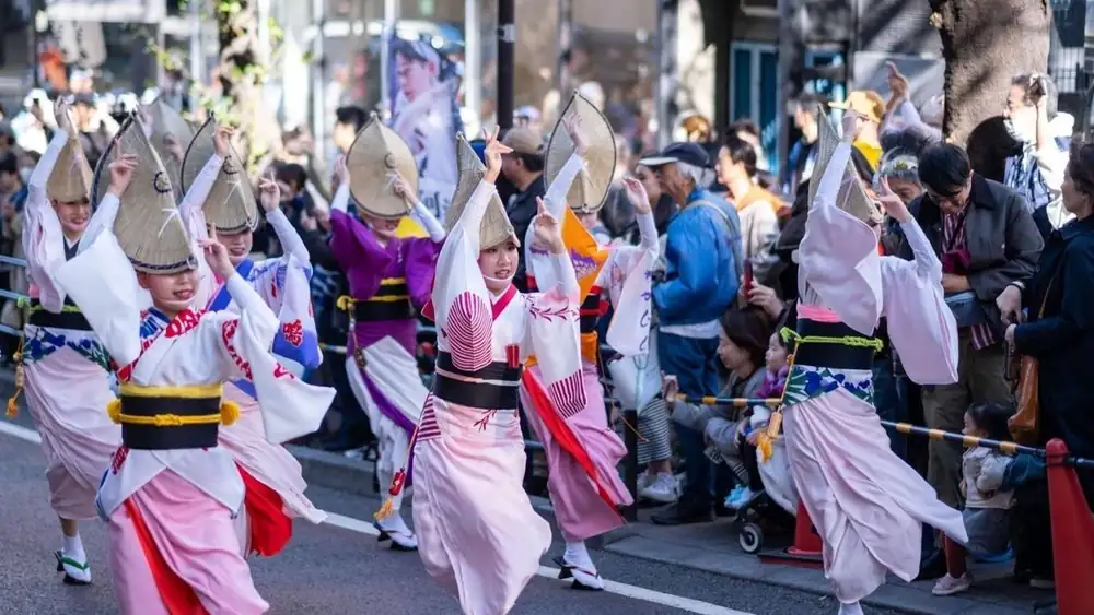 渋谷阿波おどりで踊る人たち