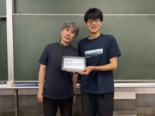 小泉秀樹教授と学生