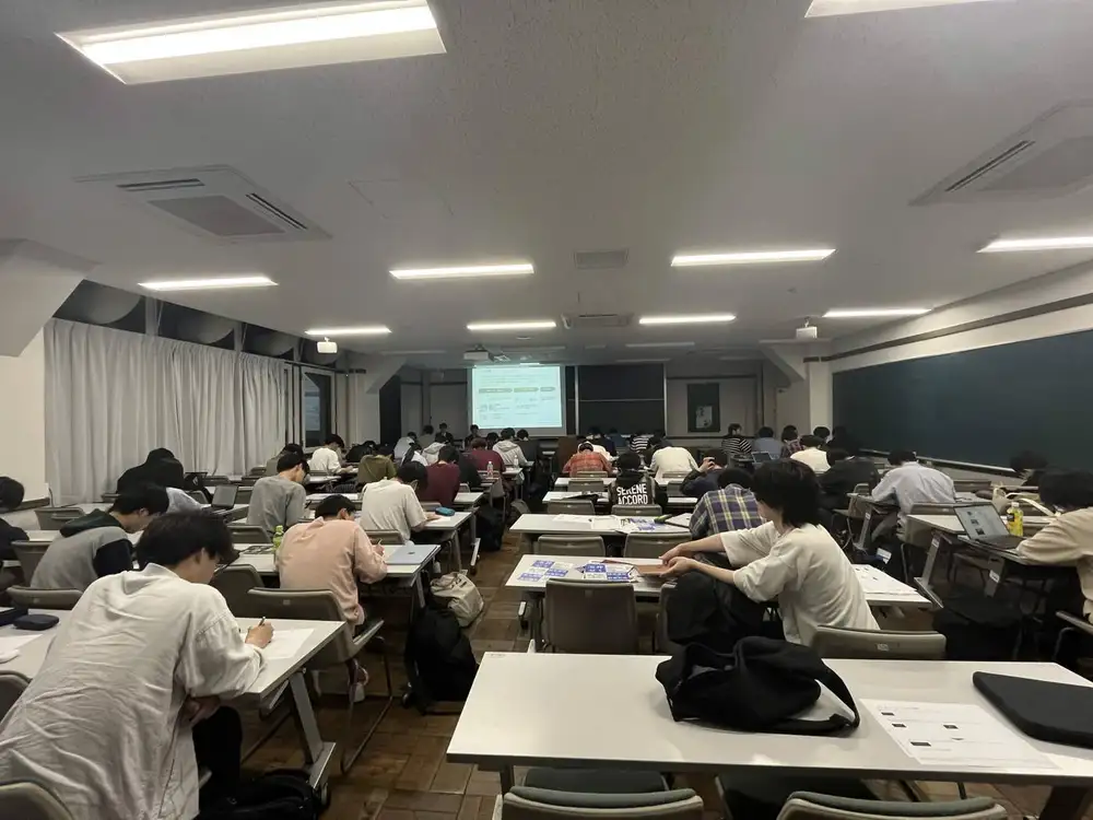 講義の様子。教室で学生がスライドを見ている