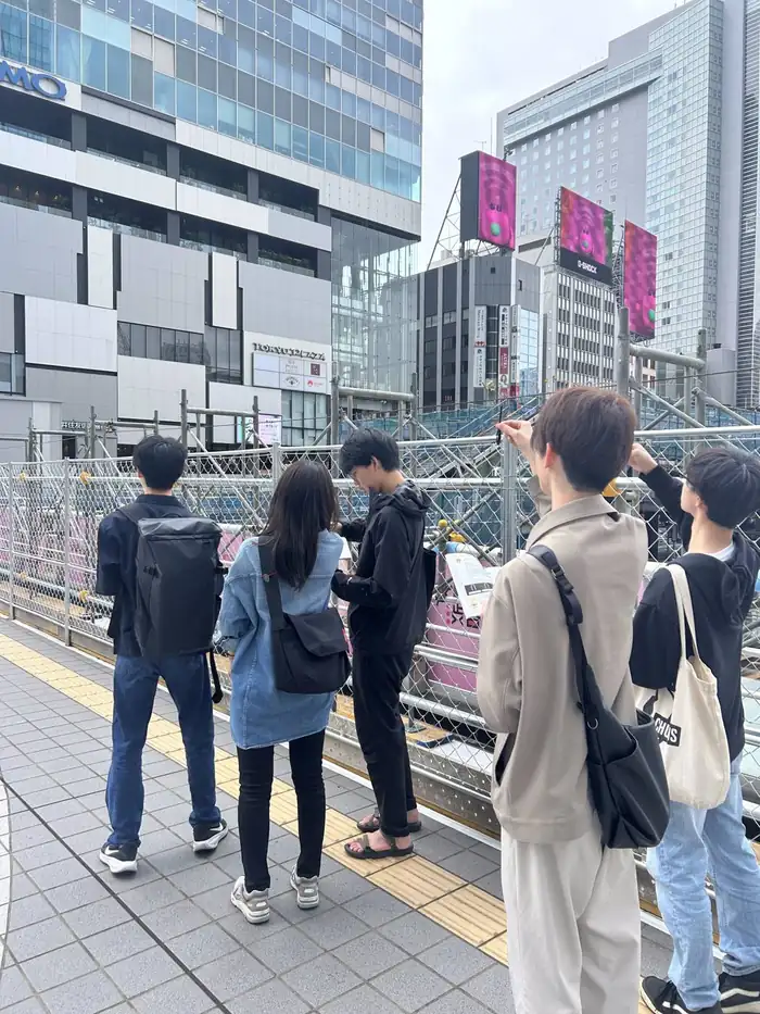 渋谷の街を歩く学生たち